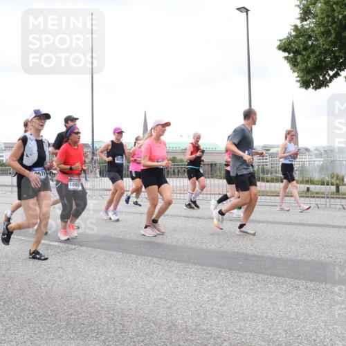 29.06.2025 - hella hamburg halbmarathon Lena Gebhardt http://msf.ph/oto/8315354 29.06.2025 10:56:47 Lombardsbrücke 4118, 571, 18047, 9172, 1047, 1113, 1207, 2143, 2307, 2871, 2887, 2915, 2932, 2991, 3348, 3387, 3418, 3438, 3470, 3485, 3516, 3517, 3520, 3614, 3675, 3676, 3953, 3987, 4094, 4118, 4568, 4569, 4773, 5237, 5438, 5589, 5693, 5757, 5911, 5944, 6284, 6348, 6349, 6690, 6981, 7090, 7307, 7381, 7416, 7417, 7711, 7964, 8108, 8150, 8197, 8546, 8606, 8766, 8939, 8943, 9172, 9210, 9298, 9299, 9383, 9910, 9948, 9953, 10555, 10569, 10571 meine-sportfotos.de