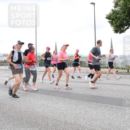 29.06.2025 - hella hamburg halbmarathon Lena Gebhardt http://msf.ph/oto/8315393 29.06.2025 10:56:48 Lombardsbrücke 4118, 0571, 18047, 9172, 1047, 1113, 1207, 2143, 2307, 2871, 2887, 2915, 2932, 2991, 3348, 3387, 3418, 3438, 3470, 3485, 3516, 3517, 3520, 3614, 3675, 3676, 3953, 3987, 4094, 4118, 4241, 4568, 4569, 4773, 5237, 5438, 5589, 5693, 5911, 5944, 6284, 6348, 6349, 6690, 6981, 7090, 7307, 7381, 7416, 7417, 7711, 7964, 8039, 8108, 8150, 8197, 8546, 8606, 8766, 8939, 8943, 9172, 9210, 9298, 9299, 9383, 9910, 10555, 10569, 10571 meine-sportfotos.de