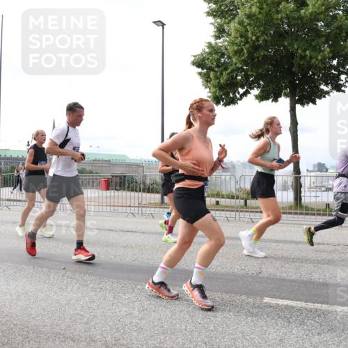 29.06.2025 - hella hamburg halbmarathon Lena Gebhardt http://msf.ph/oto/8315413 29.06.2025 10:22:18 Lombardsbrücke 1003, 1187, 1191, 1250, 1294, 1419, 1598, 1958, 1963, 2009, 2022, 2063, 2351, 2514, 2744, 2886, 3050, 3108, 3172, 3430, 3457, 3458, 3511, 3606, 3768, 3910, 3946, 3995, 4046, 4113, 4114, 4131, 4366, 4556, 4559, 4829, 4969, 4970, 5079, 5641, 5798, 5838, 6030, 6048, 6049, 6303, 6307, 6347, 6676, 6820, 6826, 6881, 6899, 6977, 7097, 7162, 7794, 8431, 8511, 8855, 8860, 8884, 8931, 8954, 8959, 9002, 9062 meine-sportfotos.de