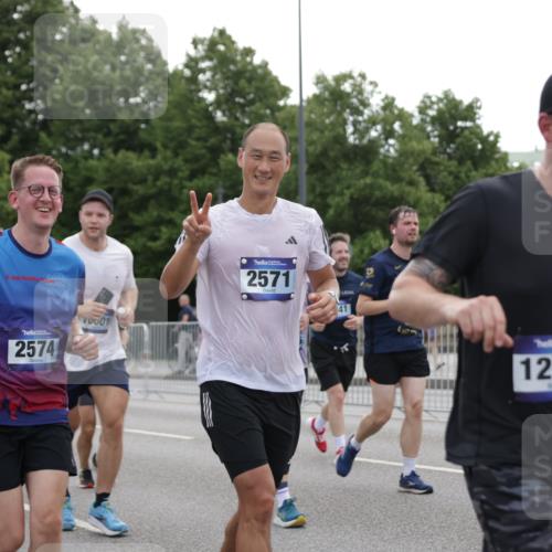 29.06.2025 - hella hamburg halbmarathon Jannik Wohlers http://msf.ph/oto/8315469 29.06.2025 10:38:49 Lombardsbrücke 1760, 1856, 1883, 2092, 2571, 2574, 2843, 2893, 2998, 3275, 3727, 3745, 4410, 4523, 4603, 4659, 4882, 6112, 6342, 6343, 6611, 7341, 7501, 7506, 7524, 7589, 7815, 8203, 8243, 8457, 9393, 9420, 9446, 9974, 9977, 10001, 10072, 10315, 10516, 10696, 10849, 11129, 11201, 11313, 11381, 11382, 11533, 11729, 12090, 12092, 12391, 12410, 12745, 13461, 13519, 13922, 14871, 14956, 15112, 15262, 15765, 16335, 16382, 16841, 16866, 16869, 16883, 16884, 17313, 17368, 17536 meine-sportfotos.de