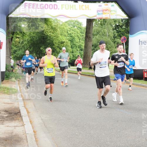 29.06.2025 - hella hamburg halbmarathon MichiJ http://msf.ph/oto/8315492 29.06.2025 10:36:33 Zwischen KM18-KM19 1320, 1537, 2516, 3976, 3985, 4183, 4185, 4933, 5460, 5705, 8302, 9126, 9638, 9649, 9924, 9965, 10053, 10750, 11467, 12035, 12840, 14257, 16000, 17127, 17753, 18350, 18598 meine-sportfotos.de
