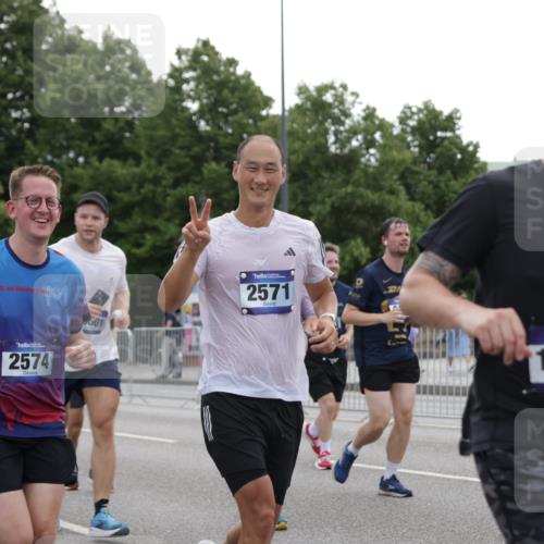 29.06.2025 - hella hamburg halbmarathon Jannik Wohlers http://msf.ph/oto/8315495 29.06.2025 10:38:49 Lombardsbrücke 1760, 1856, 1883, 2092, 2571, 2574, 2843, 2893, 2998, 3275, 3727, 3745, 4410, 4523, 4603, 4659, 4882, 6112, 6342, 6343, 6611, 7341, 7501, 7506, 7524, 7589, 7815, 8203, 8243, 8457, 9393, 9420, 9446, 9974, 9977, 10001, 10072, 10315, 10516, 10696, 10849, 11129, 11201, 11313, 11381, 11382, 11533, 11729, 12090, 12092, 12391, 12410, 12745, 13461, 13519, 13922, 14871, 14956, 15112, 15262, 15765, 16335, 16382, 16841, 16866, 16869, 16883, 16884, 17313, 17368, 17536 meine-sportfotos.de