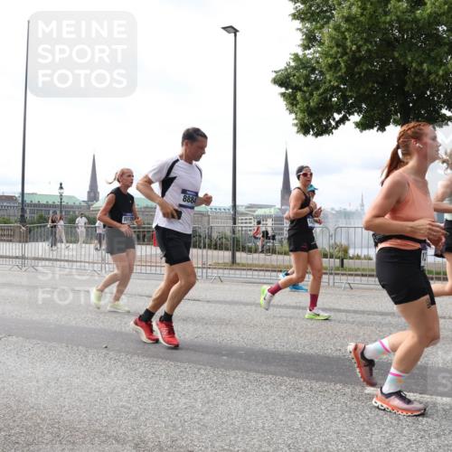 29.06.2025 - hella hamburg halbmarathon Lena Gebhardt http://msf.ph/oto/8315496 29.06.2025 10:22:18 Lombardsbrücke 15129, 8884, 1003, 1187, 1191, 1250, 1294, 1419, 1598, 1958, 1963, 2009, 2022, 2063, 2351, 2514, 2744, 2886, 3050, 3108, 3172, 3430, 3457, 3458, 3511, 3606, 3768, 3910, 3946, 3995, 4046, 4113, 4114, 4131, 4366, 4556, 4559, 4829, 4969, 4970, 5079, 5641, 5798, 5838, 6030, 6048, 6049, 6303, 6307, 6347, 6676, 6820, 6826, 6881, 6899, 6977, 7097, 7162, 7794, 8431, 8511, 8855, 8860, 8884, 8931, 8954, 8959, 9002, 9062 meine-sportfotos.de