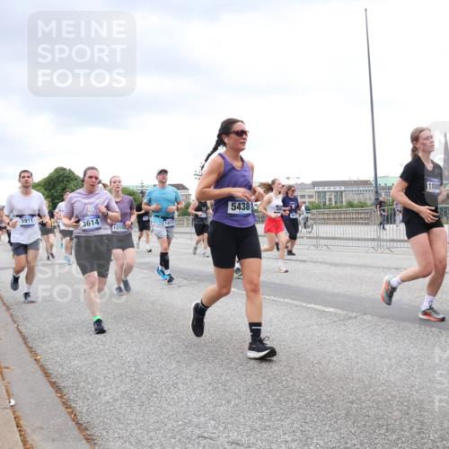 29.06.2025 - hella hamburg halbmarathon Lena Gebhardt http://msf.ph/oto/8315528 29.06.2025 10:56:48 Lombardsbrücke 5911, 3614, 13108, 14711, 5438, 11089, 1047, 1113, 1207, 2143, 2307, 2871, 2887, 2915, 2932, 2991, 3348, 3387, 3418, 3438, 3470, 3485, 3516, 3517, 3520, 3614, 3675, 3676, 3953, 3987, 4094, 4118, 4241, 4568, 4569, 4773, 5237, 5438, 5589, 5693, 5911, 5944, 6284, 6348, 6349, 6690, 6981, 7090, 7307, 7381, 7416, 7417, 7711, 7964, 8039, 8108, 8150, 8197, 8546, 8606, 8766, 8939, 8943, 9172, 9210, 9298, 9299, 9383, 9910, 10555, 10569, 10571 meine-sportfotos.de
