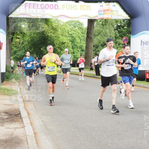 29.06.2025 - hella hamburg halbmarathon MichiJ http://msf.ph/oto/8315550 29.06.2025 10:36:33 Zwischen KM18-KM19 1320, 1537, 2516, 3976, 3985, 4183, 4185, 4933, 5460, 5705, 8302, 9126, 9638, 9649, 9924, 9965, 10053, 10750, 11467, 12035, 12840, 14257, 16000, 17127, 17753, 18350, 18598 meine-sportfotos.de