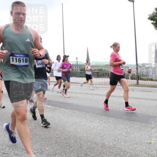 29.06.2025 - hella hamburg halbmarathon Lena Gebhardt http://msf.ph/oto/8315569 29.06.2025 10:47:09 Lombardsbrücke 2258, 9050, 11618, 969, 1073, 1185, 1286, 1363, 1463, 1523, 1593, 1607, 1704, 1720, 1961, 1999, 2148, 2162, 2211, 2320, 2327, 2537, 2555, 2556, 2665, 2981, 2994, 3277, 3406, 3407, 3823, 4184, 4202, 4239, 4296, 4325, 4342, 4483, 4806, 4895, 5111, 5114, 5700, 5796, 5895, 5953, 6255, 6256, 6485, 6496, 6740, 6879, 6995, 7073, 7412, 7430, 7431, 7630, 7631, 7827, 8105, 8131, 8486, 8553, 8684, 8706, 8915, 8953, 8967, 9018 meine-sportfotos.de