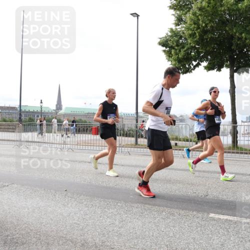 29.06.2025 - hella hamburg halbmarathon Lena Gebhardt http://msf.ph/oto/8315579 29.06.2025 10:22:18 Lombardsbrücke 15129, 888, 1405, 1003, 1187, 1191, 1250, 1294, 1419, 1598, 1958, 1963, 2009, 2022, 2063, 2351, 2514, 2744, 2886, 3050, 3108, 3172, 3430, 3457, 3458, 3511, 3606, 3768, 3910, 3946, 3995, 4046, 4113, 4114, 4131, 4366, 4556, 4559, 4829, 4969, 4970, 5079, 5641, 5798, 5838, 6030, 6048, 6049, 6303, 6307, 6347, 6676, 6820, 6826, 6881, 6899, 6977, 7097, 7162, 7794, 8431, 8511, 8855, 8860, 8884, 8931, 8954, 8959, 9002, 9062 meine-sportfotos.de