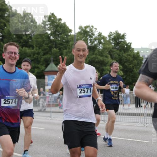 29.06.2025 - hella hamburg halbmarathon Jannik Wohlers http://msf.ph/oto/8315608 29.06.2025 10:38:49 Lombardsbrücke 1760, 1856, 1883, 2092, 2571, 2574, 2843, 2893, 2998, 3275, 3727, 3745, 4410, 4523, 4603, 4659, 4882, 6112, 6342, 6343, 6611, 7341, 7501, 7506, 7524, 7589, 7815, 8203, 8243, 8457, 9393, 9420, 9446, 9974, 9977, 10001, 10072, 10315, 10516, 10696, 10849, 11129, 11201, 11313, 11381, 11382, 11533, 11729, 12090, 12092, 12391, 12410, 12745, 13461, 13519, 13922, 14871, 14956, 15112, 15262, 15765, 16335, 16382, 16841, 16866, 16869, 16883, 16884, 17313, 17368, 17536 meine-sportfotos.de