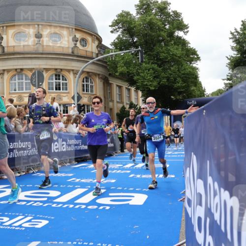 29.06.2025 - hella hamburg halbmarathon Strokosch-Dieckow http://msf.ph/oto/8315623 29.06.2025 10:57:48 Ziel 1715, 1719, 1972, 2034, 2806, 2883, 3575, 5391, 7138, 7159, 7269, 7833, 9820, 10133, 10599, 10703, 11394, 12440, 12523, 13376, 14737, 14881, 15349, 16418, 16517, 17201, 17455, 17543, 18492, 18508, 18727, 18985 meine-sportfotos.de