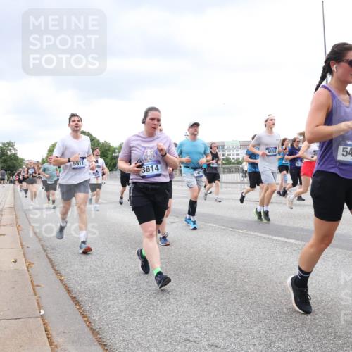 29.06.2025 - hella hamburg halbmarathon Lena Gebhardt http://msf.ph/oto/8315625 29.06.2025 10:56:49 Lombardsbrücke 5911, 3614, 14711, 4118, 9910, 5438, 1047, 1113, 1207, 2143, 2307, 2871, 2887, 2915, 2932, 2991, 3348, 3387, 3418, 3438, 3470, 3485, 3516, 3517, 3520, 3614, 3675, 3676, 3953, 3987, 4094, 4118, 4241, 4568, 4569, 4773, 5057, 5237, 5438, 5589, 5693, 5911, 5944, 6284, 6348, 6349, 6690, 6981, 7090, 7307, 7381, 7416, 7417, 7711, 7964, 8039, 8108, 8150, 8197, 8546, 8606, 8766, 8939, 8943, 9172, 9210, 9298, 9299, 9383, 9910, 10555, 10569, 10571 meine-sportfotos.de