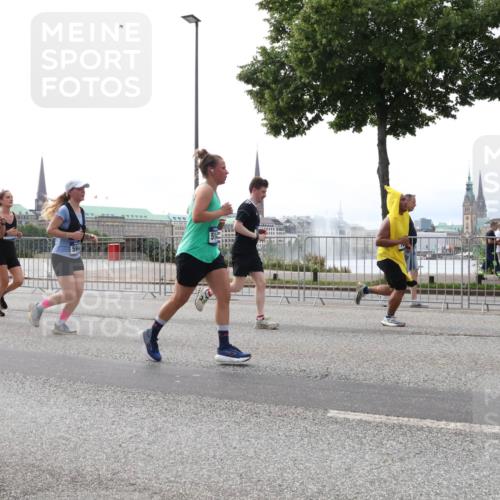 29.06.2025 - hella hamburg halbmarathon Lena Gebhardt http://msf.ph/oto/8315659 29.06.2025 10:37:25 Lombardsbrücke 13582, 51, 1022, 1276, 1337, 1339, 1488, 1490, 1597, 1819, 2016, 2031, 2072, 2104, 2199, 2272, 2480, 2486, 2640, 2853, 3127, 3165, 3230, 3633, 3714, 4097, 4347, 4733, 5146, 5171, 5186, 5224, 5538, 5560, 5640, 5786, 5790, 5875, 5940, 6172, 6243, 6584, 6804, 6821, 6955, 7085, 7124, 7202, 7235, 7544, 7707, 7777, 7823, 8007, 8257, 8258, 8315, 8758, 8811, 8843, 9054, 9055, 9524, 10506, 12123, 12254, 12472, 12824, 16680, 17798 meine-sportfotos.de