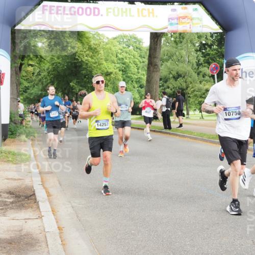 29.06.2025 - hella hamburg halbmarathon MichiJ http://msf.ph/oto/8315712 29.06.2025 10:36:34 Zwischen KM18-KM19 1320, 2516, 3985, 4183, 4185, 4933, 5460, 5705, 8302, 9126, 9638, 9649, 9924, 9965, 10053, 10750, 11467, 12035, 12840, 14257, 16000, 17127, 17753, 18350, 18598 meine-sportfotos.de