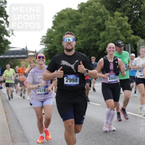 29.06.2025 - hella hamburg halbmarathon Jannik Wohlers http://msf.ph/oto/8315720 29.06.2025 10:38:50 Lombardsbrücke 1760, 1856, 1883, 2092, 2571, 2574, 2843, 2893, 2998, 3275, 3727, 3745, 4410, 4523, 4603, 4659, 4882, 6112, 6342, 6343, 6611, 7341, 7501, 7506, 7524, 7589, 7815, 8203, 8243, 8457, 9393, 9420, 9446, 9974, 9977, 10001, 10072, 10315, 10516, 10696, 10849, 11129, 11201, 11313, 11381, 11382, 11533, 11729, 12090, 12092, 12391, 12410, 12745, 13461, 13519, 13922, 14871, 14956, 15112, 15262, 15536, 15765, 16335, 16382, 16841, 16866, 16869, 16883, 16884, 17313, 17368, 17536 meine-sportfotos.de