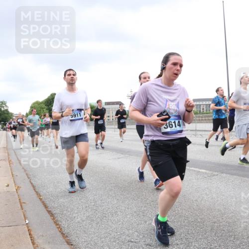 29.06.2025 - hella hamburg halbmarathon Lena Gebhardt http://msf.ph/oto/8315725 29.06.2025 10:56:50 Lombardsbrücke 5911, 1232, 3614, 1047, 1207, 2143, 2307, 2871, 2887, 2915, 2932, 2991, 3348, 3387, 3418, 3438, 3470, 3485, 3516, 3517, 3520, 3614, 3675, 3676, 3953, 3987, 4094, 4118, 4241, 4568, 4569, 4773, 5057, 5237, 5438, 5589, 5911, 5944, 6284, 6348, 6349, 6690, 6832, 6981, 7090, 7307, 7381, 7416, 7417, 7592, 7711, 7964, 8039, 8108, 8150, 8197, 8224, 8546, 8606, 8679, 8766, 8939, 8943, 9172, 9210, 9298, 9299, 9383, 9910, 10555, 10569, 10571 meine-sportfotos.de