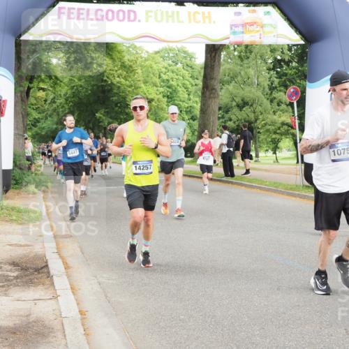 29.06.2025 - hella hamburg halbmarathon MichiJ http://msf.ph/oto/8315735 29.06.2025 10:36:34 Zwischen KM18-KM19 1320, 2516, 3985, 4183, 4185, 4933, 5460, 5705, 8302, 9126, 9638, 9649, 9924, 9965, 10053, 10750, 11467, 12035, 12840, 14257, 16000, 17127, 17753, 18350, 18598 meine-sportfotos.de