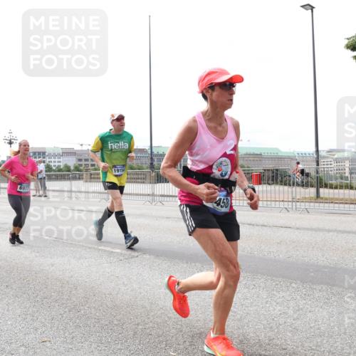 29.06.2025 - hella hamburg halbmarathon Lena Gebhardt http://msf.ph/oto/8315739 29.06.2025 10:22:19 Lombardsbrücke 1419, 6977, 19154, 458, 1003, 1187, 1294, 1419, 1598, 1963, 2009, 2022, 2063, 2351, 2479, 2514, 2744, 2886, 3050, 3108, 3172, 3430, 3457, 3458, 3511, 3606, 3768, 3910, 3946, 3995, 4046, 4113, 4114, 4131, 4366, 4556, 4559, 4829, 4969, 4970, 5079, 5641, 5798, 5838, 6030, 6048, 6049, 6303, 6307, 6347, 6676, 6820, 6826, 6881, 6899, 6977, 7097, 7162, 7794, 8431, 8511, 8855, 8860, 8884, 8931, 8954, 8959, 9002, 9062 meine-sportfotos.de