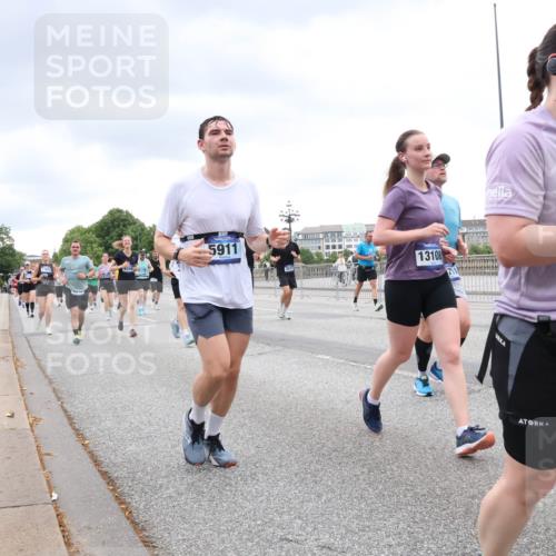 29.06.2025 - hella hamburg halbmarathon Lena Gebhardt http://msf.ph/oto/8315776 29.06.2025 10:56:50 Lombardsbrücke 6349, 5911, 13108, 3614, 1047, 1207, 2143, 2307, 2871, 2887, 2915, 2932, 2991, 3348, 3387, 3418, 3438, 3470, 3485, 3516, 3517, 3520, 3614, 3675, 3676, 3953, 3987, 4094, 4118, 4241, 4568, 4569, 4773, 5057, 5237, 5438, 5589, 5911, 5944, 6284, 6348, 6349, 6690, 6832, 6981, 7090, 7307, 7381, 7416, 7417, 7592, 7711, 7964, 8039, 8108, 8150, 8197, 8224, 8546, 8606, 8679, 8766, 8939, 8943, 9172, 9210, 9298, 9299, 9383, 9910, 10555, 10569, 10571 meine-sportfotos.de