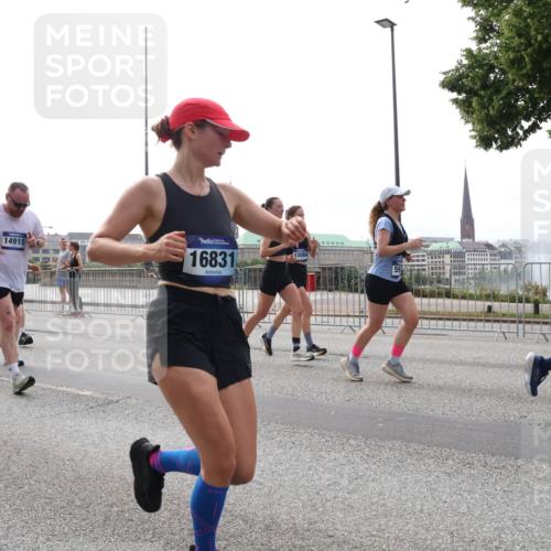 29.06.2025 - hella hamburg halbmarathon Lena Gebhardt http://msf.ph/oto/8315795 29.06.2025 10:37:25 Lombardsbrücke 14915, 16831, 15084, 514, 1022, 1276, 1337, 1339, 1488, 1490, 1597, 1819, 2016, 2031, 2072, 2104, 2199, 2272, 2480, 2486, 2640, 2853, 3127, 3165, 3230, 3633, 3714, 4097, 4347, 4733, 5146, 5171, 5186, 5224, 5538, 5560, 5640, 5786, 5790, 5875, 5940, 6172, 6243, 6584, 6804, 6821, 6955, 7085, 7124, 7202, 7235, 7544, 7707, 7777, 7823, 8007, 8257, 8258, 8315, 8758, 8811, 8843, 9054, 9055, 9524, 10506, 12123, 12254, 12472, 12824, 16680, 17798 meine-sportfotos.de