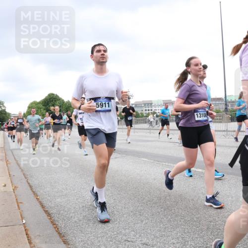 29.06.2025 - hella hamburg halbmarathon Lena Gebhardt http://msf.ph/oto/8315796 29.06.2025 10:56:50 Lombardsbrücke 13834, 12, 5911, 13108, 36, 1047, 1207, 2143, 2307, 2871, 2887, 2915, 2932, 2991, 3348, 3387, 3418, 3438, 3470, 3485, 3516, 3517, 3520, 3614, 3675, 3676, 3953, 3987, 4094, 4118, 4241, 4568, 4569, 4773, 5057, 5237, 5438, 5589, 5911, 5944, 6284, 6348, 6349, 6690, 6832, 6981, 7090, 7307, 7381, 7416, 7417, 7592, 7711, 7964, 8039, 8108, 8150, 8197, 8224, 8546, 8606, 8679, 8766, 8939, 8943, 9172, 9210, 9298, 9299, 9383, 9910, 10555, 10569, 10571 meine-sportfotos.de