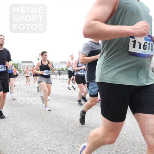 29.06.2025 - hella hamburg halbmarathon Lena Gebhardt http://msf.ph/oto/8315806 29.06.2025 10:47:09 Lombardsbrücke 538, 7412, 12258, 9050, 9139, 11618, 1073, 1185, 1286, 1363, 1463, 1523, 1593, 1607, 1704, 1720, 1961, 1999, 2148, 2162, 2211, 2320, 2327, 2537, 2555, 2556, 2665, 2981, 2994, 3277, 3406, 3407, 3823, 4184, 4202, 4239, 4296, 4325, 4342, 4483, 4806, 4895, 5111, 5114, 5700, 5796, 5895, 5953, 6255, 6256, 6485, 6496, 6740, 6879, 6995, 7073, 7412, 7430, 7431, 7630, 7631, 7827, 8105, 8131, 8486, 8553, 8684, 8706, 8915, 8953, 8967, 9018 meine-sportfotos.de