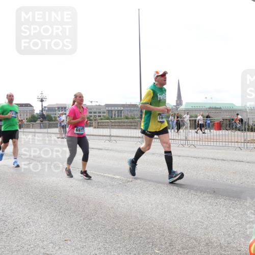 29.06.2025 - hella hamburg halbmarathon Lena Gebhardt http://msf.ph/oto/8315833 29.06.2025 10:22:19 Lombardsbrücke 436, 9510, 419, 6977, 191, 1003, 1187, 1294, 1419, 1598, 1963, 2009, 2022, 2063, 2351, 2479, 2514, 2744, 2886, 3050, 3108, 3172, 3430, 3457, 3458, 3511, 3606, 3768, 3910, 3946, 3995, 4046, 4113, 4114, 4131, 4366, 4556, 4559, 4829, 4969, 4970, 5079, 5641, 5798, 5838, 6030, 6048, 6049, 6303, 6307, 6347, 6676, 6820, 6826, 6881, 6899, 6977, 7097, 7162, 7794, 8431, 8511, 8855, 8860, 8884, 8931, 8954, 8959, 9002, 9062 meine-sportfotos.de
