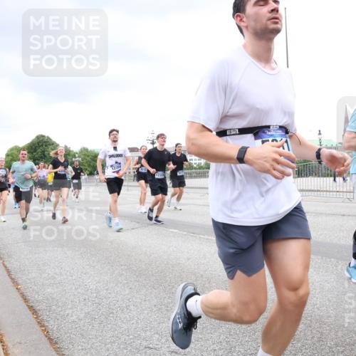 29.06.2025 - hella hamburg halbmarathon Lena Gebhardt http://msf.ph/oto/8315853 29.06.2025 10:56:51 Lombardsbrücke 1047, 1207, 2143, 2307, 2871, 2887, 2915, 2932, 2991, 3348, 3387, 3418, 3438, 3470, 3485, 3516, 3517, 3520, 3614, 3675, 3676, 3953, 3987, 4094, 4118, 4241, 4485, 4568, 4569, 4611, 4773, 5057, 5237, 5438, 5589, 5911, 5944, 6053, 6284, 6348, 6349, 6690, 6832, 6981, 7090, 7307, 7381, 7416, 7417, 7592, 7711, 7964, 8039, 8108, 8150, 8197, 8224, 8546, 8606, 8679, 8766, 8939, 8943, 9172, 9210, 9298, 9299, 9383, 9910, 10555, 10569, 10571 meine-sportfotos.de