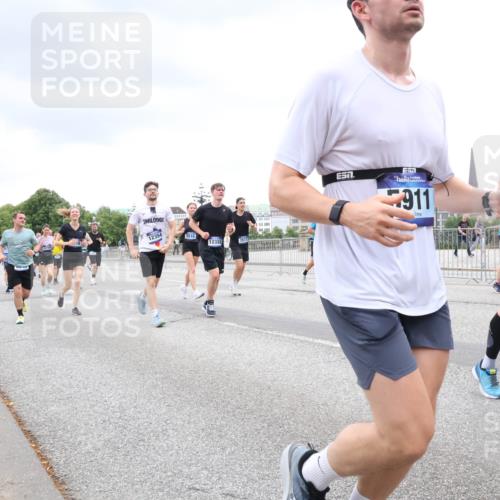 29.06.2025 - hella hamburg halbmarathon Lena Gebhardt http://msf.ph/oto/8315870 29.06.2025 10:56:51 Lombardsbrücke 911, 1047, 1207, 2143, 2307, 2871, 2887, 2915, 2932, 2991, 3348, 3387, 3418, 3438, 3470, 3485, 3516, 3517, 3520, 3614, 3675, 3676, 3953, 3987, 4094, 4118, 4241, 4485, 4568, 4569, 4611, 4773, 5057, 5237, 5438, 5589, 5911, 5944, 6053, 6284, 6348, 6349, 6690, 6832, 6981, 7090, 7307, 7381, 7416, 7417, 7592, 7711, 7964, 8039, 8108, 8150, 8197, 8224, 8546, 8606, 8679, 8766, 8939, 8943, 9172, 9210, 9298, 9299, 9383, 9910, 10555, 10569, 10571 meine-sportfotos.de