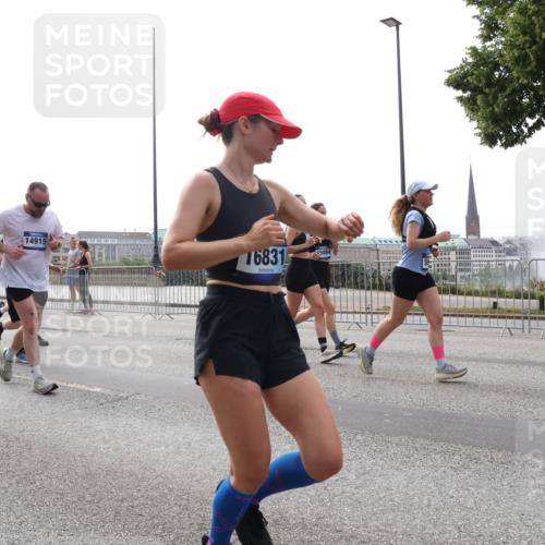 29.06.2025 - hella hamburg halbmarathon Lena Gebhardt http://msf.ph/oto/8315872 29.06.2025 10:37:25 Lombardsbrücke 19, 14915, 16831, 15084, 1022, 1276, 1337, 1339, 1488, 1490, 1597, 1819, 2016, 2031, 2072, 2104, 2199, 2272, 2480, 2486, 2640, 2853, 3127, 3165, 3230, 3633, 3714, 4097, 4347, 4733, 5146, 5171, 5186, 5224, 5538, 5560, 5640, 5786, 5790, 5875, 5940, 6172, 6243, 6584, 6804, 6821, 6955, 7085, 7124, 7202, 7235, 7544, 7707, 7777, 7823, 8007, 8257, 8258, 8315, 8758, 8811, 8843, 9054, 9055, 9524, 10506, 12123, 12254, 12472, 12824, 16680, 17798 meine-sportfotos.de