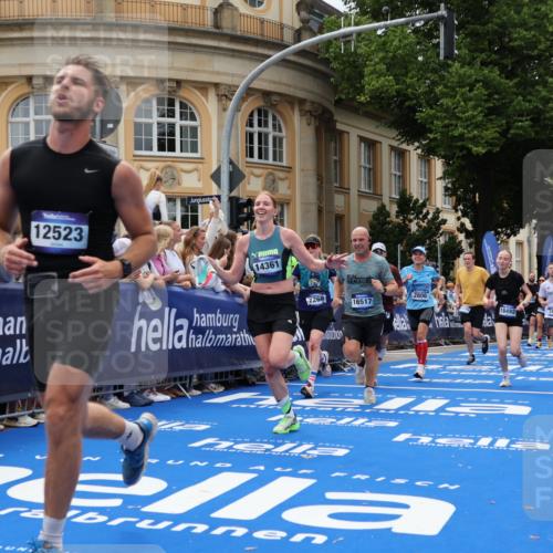 29.06.2025 - hella hamburg halbmarathon Strokosch-Dieckow http://msf.ph/oto/8315876 29.06.2025 10:57:50 Ziel 1972, 2025, 2034, 2806, 2883, 3093, 3575, 5391, 7138, 7159, 7189, 7269, 7833, 9820, 10599, 10703, 11394, 12440, 12523, 13376, 14737, 14881, 15349, 16418, 16517, 17201, 17543, 18492, 18508, 18727 meine-sportfotos.de