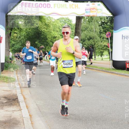 29.06.2025 - hella hamburg halbmarathon MichiJ http://msf.ph/oto/8315879 29.06.2025 10:36:34 Zwischen KM18-KM19 1320, 2516, 3985, 4183, 4185, 4933, 5460, 5705, 8302, 9126, 9638, 9649, 9924, 9965, 10053, 10750, 11467, 12035, 12840, 14257, 16000, 17127, 17753, 18350, 18598 meine-sportfotos.de
