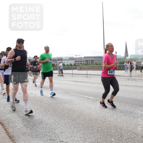 29.06.2025 - hella hamburg halbmarathon Lena Gebhardt http://msf.ph/oto/8315903 29.06.2025 10:22:20 Lombardsbrücke 9516, 6977, 191, 1003, 1187, 1294, 1419, 1598, 1963, 2009, 2022, 2063, 2351, 2479, 2514, 2744, 2886, 3050, 3108, 3172, 3430, 3457, 3458, 3511, 3606, 3768, 3910, 3946, 3995, 4046, 4113, 4114, 4131, 4366, 4556, 4559, 4829, 4969, 4970, 5079, 5641, 5798, 5838, 6030, 6048, 6049, 6303, 6307, 6347, 6676, 6820, 6826, 6881, 6899, 6977, 7097, 7162, 7276, 7794, 8355, 8431, 8511, 8855, 8860, 8884, 8931, 8954, 9002, 9062 meine-sportfotos.de