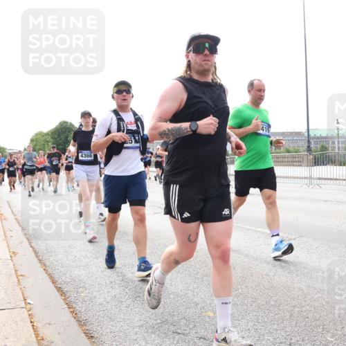 29.06.2025 - hella hamburg halbmarathon Lena Gebhardt http://msf.ph/oto/8316020 29.06.2025 10:22:21 Lombardsbrücke 4366, 419, 1003, 1187, 1294, 1419, 1598, 1963, 2009, 2022, 2063, 2351, 2479, 2514, 2744, 2886, 3050, 3108, 3172, 3430, 3457, 3458, 3511, 3606, 3768, 3910, 3946, 3995, 4046, 4113, 4114, 4131, 4366, 4556, 4559, 4829, 4969, 4970, 5079, 5641, 5798, 5838, 6030, 6048, 6049, 6303, 6307, 6347, 6676, 6820, 6826, 6881, 6899, 6977, 7097, 7162, 7276, 7794, 8355, 8431, 8511, 8855, 8860, 8884, 8931, 8954, 9002, 9062 meine-sportfotos.de