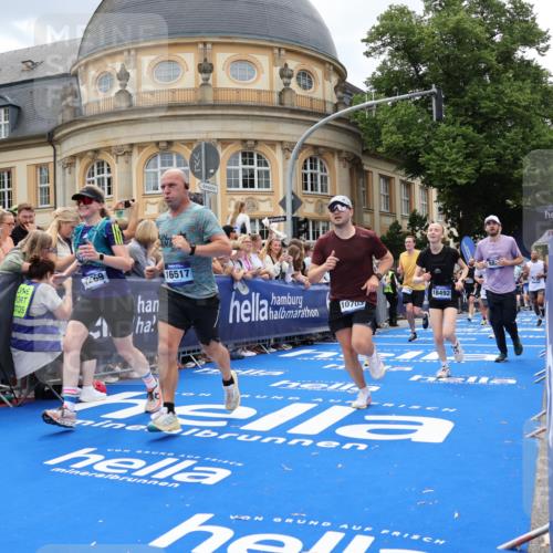29.06.2025 - hella hamburg halbmarathon Strokosch-Dieckow http://msf.ph/oto/8316029 29.06.2025 10:57:52 Ziel 1200, 1972, 2025, 2034, 2806, 2883, 3093, 3575, 4579, 5391, 6531, 7138, 7159, 7189, 7269, 8089, 9820, 10599, 10703, 11394, 12378, 12440, 12523, 13376, 13465, 14737, 14881, 15349, 15527, 16517, 17543, 18492, 18727, 18762 meine-sportfotos.de