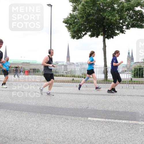 29.06.2025 - hella hamburg halbmarathon Lena Gebhardt http://msf.ph/oto/8316060 29.06.2025 10:56:52 Lombardsbrücke 12354, 517, 12328, 1047, 1207, 2143, 2307, 2871, 2887, 2915, 2932, 2991, 3348, 3387, 3418, 3438, 3470, 3485, 3516, 3517, 3520, 3614, 3675, 3676, 3953, 3987, 4094, 4118, 4241, 4485, 4568, 4569, 4611, 4773, 4998, 5057, 5237, 5438, 5589, 5639, 5911, 5944, 6053, 6284, 6348, 6349, 6690, 6832, 6981, 7090, 7307, 7381, 7416, 7417, 7592, 7711, 7964, 8039, 8108, 8150, 8197, 8224, 8546, 8606, 8679, 8939, 8943, 9172, 9210, 9298, 9299, 9910, 10555, 10569, 10571 meine-sportfotos.de