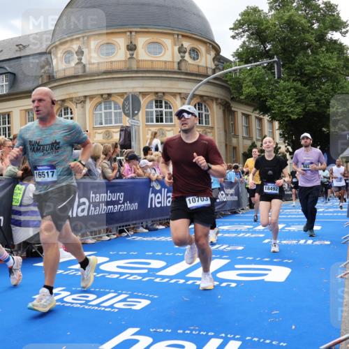 29.06.2025 - hella hamburg halbmarathon Strokosch-Dieckow http://msf.ph/oto/8316080 29.06.2025 10:57:52 Ziel 1200, 1972, 2025, 2034, 2806, 2883, 3093, 3575, 4579, 5391, 6531, 7138, 7159, 7189, 7269, 8089, 9820, 10599, 10703, 11394, 12378, 12440, 12523, 13376, 13465, 14737, 14881, 15349, 15527, 16517, 17543, 18492, 18727, 18762 meine-sportfotos.de
