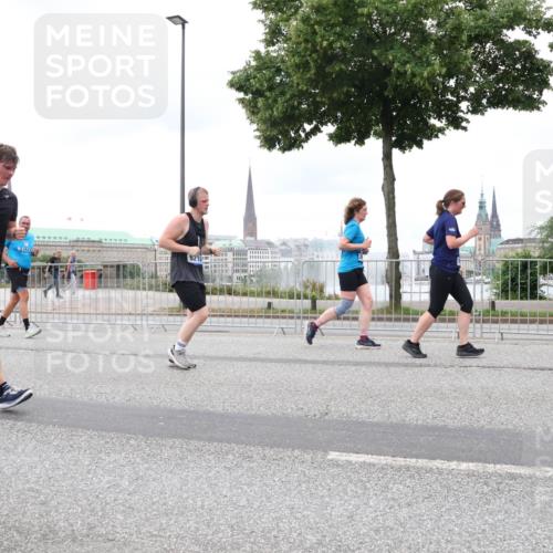 29.06.2025 - hella hamburg halbmarathon Lena Gebhardt http://msf.ph/oto/8316081 29.06.2025 10:56:52 Lombardsbrücke 12354, 17, 12328, 1047, 1207, 2143, 2307, 2871, 2887, 2915, 2932, 2991, 3348, 3387, 3418, 3438, 3470, 3485, 3516, 3517, 3520, 3614, 3675, 3676, 3953, 3987, 4094, 4118, 4241, 4485, 4568, 4569, 4611, 4773, 4998, 5057, 5237, 5438, 5589, 5639, 5911, 5944, 6053, 6284, 6348, 6349, 6690, 6832, 6981, 7090, 7307, 7381, 7416, 7417, 7592, 7711, 7964, 8039, 8108, 8150, 8197, 8224, 8546, 8606, 8679, 8939, 8943, 9172, 9210, 9298, 9299, 9910, 10555, 10569, 10571 meine-sportfotos.de