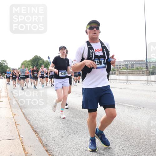29.06.2025 - hella hamburg halbmarathon Lena Gebhardt http://msf.ph/oto/8316093 29.06.2025 10:22:21 Lombardsbrücke 4366, 25, 14, 1003, 1187, 1294, 1419, 1598, 1963, 2009, 2022, 2063, 2351, 2479, 2514, 2744, 2886, 3050, 3108, 3172, 3430, 3457, 3458, 3511, 3606, 3768, 3910, 3946, 3995, 4046, 4113, 4114, 4131, 4366, 4556, 4559, 4829, 4969, 4970, 5079, 5641, 5798, 5838, 6030, 6048, 6049, 6303, 6307, 6347, 6676, 6820, 6826, 6881, 6899, 6977, 7097, 7162, 7276, 7794, 8355, 8431, 8511, 8855, 8860, 8884, 8931, 8954, 9002, 9062 meine-sportfotos.de