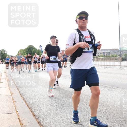 29.06.2025 - hella hamburg halbmarathon Lena Gebhardt http://msf.ph/oto/8316110 29.06.2025 10:22:21 Lombardsbrücke 4366, 1003, 1187, 1294, 1419, 1598, 1963, 2009, 2022, 2063, 2351, 2479, 2514, 2744, 2886, 3050, 3108, 3172, 3430, 3457, 3458, 3511, 3606, 3768, 3910, 3946, 3995, 4046, 4113, 4114, 4131, 4366, 4556, 4559, 4829, 4969, 4970, 5079, 5641, 5798, 5838, 6030, 6048, 6049, 6303, 6307, 6347, 6676, 6820, 6826, 6881, 6899, 6977, 7097, 7162, 7276, 7794, 8355, 8431, 8511, 8855, 8860, 8884, 8931, 8954, 9002, 9062 meine-sportfotos.de