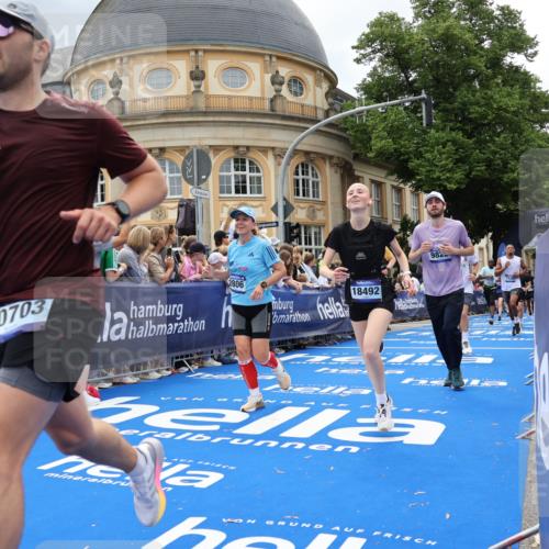 29.06.2025 - hella hamburg halbmarathon Strokosch-Dieckow http://msf.ph/oto/8316118 29.06.2025 10:57:53 Ziel 1200, 2025, 2034, 2806, 2883, 3093, 3575, 4579, 5391, 6531, 7138, 7159, 7189, 7269, 8089, 9820, 10599, 10703, 11394, 12378, 12523, 13376, 13465, 14737, 14881, 15090, 15349, 15527, 16517, 17543, 18492, 18762 meine-sportfotos.de