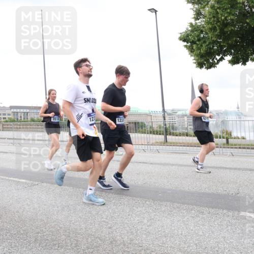 29.06.2025 - hella hamburg halbmarathon Lena Gebhardt http://msf.ph/oto/8316120 29.06.2025 10:56:53 Lombardsbrücke 3516, 0, 123, 1230, 921, 1047, 1207, 2143, 2307, 2871, 2887, 2932, 2991, 3348, 3387, 3418, 3438, 3470, 3485, 3516, 3517, 3520, 3614, 3675, 3676, 3953, 3987, 4094, 4118, 4241, 4485, 4568, 4569, 4611, 4773, 4998, 5057, 5237, 5438, 5589, 5639, 5911, 5944, 6053, 6284, 6348, 6349, 6832, 6981, 7090, 7307, 7381, 7416, 7417, 7592, 7711, 7964, 8039, 8108, 8150, 8197, 8224, 8546, 8606, 8679, 8939, 8943, 9172, 9210, 9298, 9299, 9910, 10555, 10569, 10571 meine-sportfotos.de