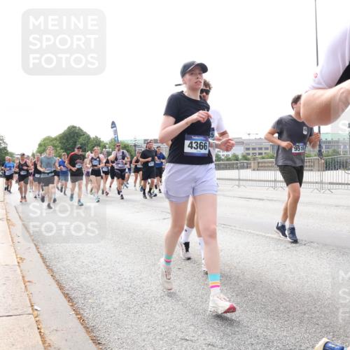 29.06.2025 - hella hamburg halbmarathon Lena Gebhardt http://msf.ph/oto/8316186 29.06.2025 10:22:22 Lombardsbrücke 4366, 5, 9516, 25, 1003, 1187, 1294, 1419, 1598, 1963, 2009, 2022, 2063, 2294, 2351, 2479, 2514, 2744, 2886, 3050, 3108, 3172, 3430, 3457, 3458, 3511, 3606, 3768, 3910, 3946, 4046, 4113, 4114, 4131, 4366, 4556, 4559, 4829, 4969, 4970, 5079, 5343, 5641, 5798, 5838, 6030, 6048, 6049, 6303, 6307, 6347, 6676, 6820, 6826, 6881, 6899, 6977, 7097, 7162, 7188, 7190, 7276, 7794, 8355, 8431, 8511, 8855, 8860, 8884, 8931, 8954, 9002, 9062 meine-sportfotos.de