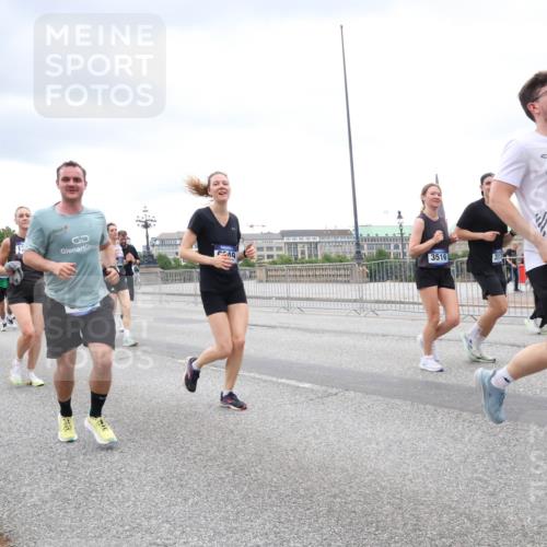 29.06.2025 - hella hamburg halbmarathon Lena Gebhardt http://msf.ph/oto/8316192 29.06.2025 10:56:53 Lombardsbrücke 14117, 249, 3516, 1235, 12328, 1047, 1207, 2143, 2307, 2871, 2887, 2932, 2991, 3348, 3387, 3418, 3438, 3470, 3485, 3516, 3517, 3520, 3614, 3675, 3676, 3953, 3987, 4094, 4118, 4241, 4485, 4568, 4569, 4611, 4773, 4998, 5057, 5237, 5438, 5589, 5639, 5911, 5944, 6053, 6284, 6348, 6349, 6832, 6981, 7090, 7307, 7381, 7416, 7417, 7592, 7711, 7964, 8039, 8108, 8150, 8197, 8224, 8546, 8606, 8679, 8939, 8943, 9172, 9210, 9298, 9299, 9910, 10555, 10569, 10571 meine-sportfotos.de