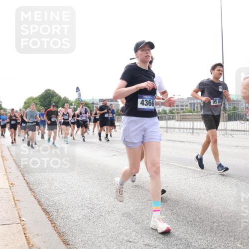 29.06.2025 - hella hamburg halbmarathon Lena Gebhardt http://msf.ph/oto/8316204 29.06.2025 10:22:22 Lombardsbrücke 14, 4366, 9516, 1003, 1187, 1294, 1419, 1598, 1963, 2009, 2022, 2063, 2294, 2351, 2479, 2514, 2744, 2886, 3050, 3108, 3172, 3430, 3457, 3458, 3511, 3606, 3768, 3910, 3946, 4046, 4113, 4114, 4131, 4366, 4556, 4559, 4829, 4969, 4970, 5079, 5343, 5641, 5798, 5838, 6030, 6048, 6049, 6303, 6307, 6347, 6676, 6820, 6826, 6881, 6899, 6977, 7097, 7162, 7188, 7190, 7276, 7794, 8355, 8431, 8511, 8855, 8860, 8884, 8931, 8954, 9002, 9062 meine-sportfotos.de