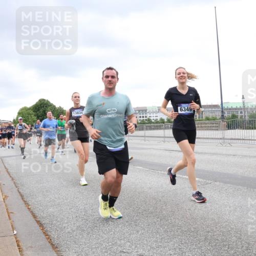 29.06.2025 - hella hamburg halbmarathon Lena Gebhardt http://msf.ph/oto/8316207 29.06.2025 10:56:53 Lombardsbrücke 14117, 13834, 6349, 35, 1047, 1207, 2143, 2307, 2871, 2887, 2932, 2991, 3348, 3387, 3418, 3438, 3470, 3485, 3516, 3517, 3520, 3614, 3675, 3676, 3953, 3987, 4094, 4118, 4241, 4485, 4568, 4569, 4611, 4773, 4998, 5057, 5237, 5438, 5589, 5639, 5911, 5944, 6053, 6284, 6348, 6349, 6832, 6981, 7090, 7307, 7381, 7416, 7417, 7592, 7711, 7964, 8039, 8108, 8150, 8197, 8224, 8546, 8606, 8679, 8939, 8943, 9172, 9210, 9298, 9299, 9910, 10555, 10569, 10571 meine-sportfotos.de