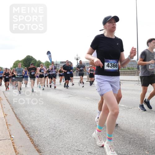 29.06.2025 - hella hamburg halbmarathon Lena Gebhardt http://msf.ph/oto/8316214 29.06.2025 10:22:22 Lombardsbrücke 200, 4366, 9516, 1003, 1187, 1294, 1419, 1598, 1963, 2009, 2022, 2063, 2294, 2351, 2479, 2514, 2744, 2886, 3050, 3108, 3172, 3430, 3457, 3458, 3511, 3606, 3768, 3910, 3946, 4046, 4113, 4114, 4131, 4366, 4556, 4559, 4829, 4969, 4970, 5079, 5343, 5641, 5798, 5838, 6030, 6048, 6049, 6303, 6307, 6347, 6676, 6820, 6826, 6881, 6899, 6977, 7097, 7162, 7188, 7190, 7276, 7794, 8355, 8431, 8511, 8855, 8860, 8884, 8931, 8954, 9002, 9062 meine-sportfotos.de