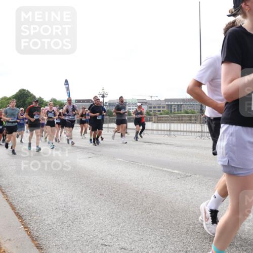 29.06.2025 - hella hamburg halbmarathon Lena Gebhardt http://msf.ph/oto/8316266 29.06.2025 10:22:23 Lombardsbrücke 12933, 4903, 4114, 4366, 1003, 1187, 1294, 1419, 1598, 1963, 2009, 2022, 2063, 2294, 2351, 2479, 2514, 2744, 2886, 3050, 3108, 3172, 3430, 3457, 3458, 3511, 3601, 3606, 3768, 3910, 3946, 4046, 4113, 4114, 4131, 4366, 4556, 4559, 4829, 4969, 4970, 5079, 5343, 5641, 5798, 5838, 6030, 6048, 6049, 6303, 6307, 6347, 6676, 6820, 6826, 6881, 6899, 6977, 7097, 7162, 7188, 7190, 7276, 7529, 7794, 8355, 8431, 8511, 8855, 8860, 8884, 8931, 8954, 9002, 9256 meine-sportfotos.de