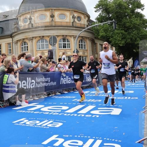 29.06.2025 - hella hamburg halbmarathon Strokosch-Dieckow http://msf.ph/oto/8316329 29.06.2025 10:57:55 Ziel 1200, 2025, 2806, 2883, 3093, 3141, 3575, 4579, 6531, 7138, 7159, 7189, 7269, 8089, 9820, 10036, 10703, 11394, 11832, 12378, 12523, 12773, 13376, 13465, 14881, 15090, 15349, 15527, 16517, 17543, 18492, 18762 meine-sportfotos.de