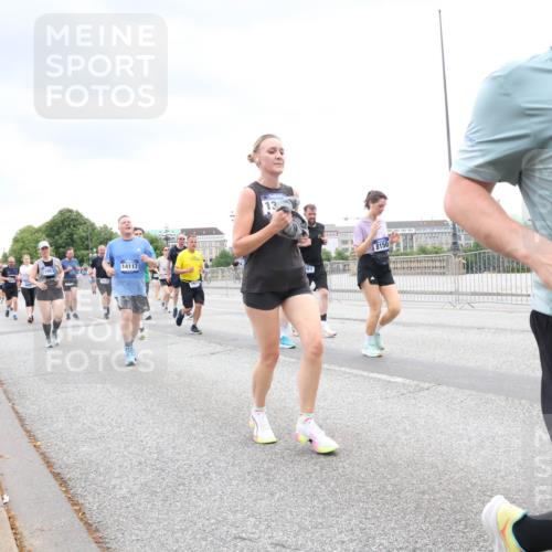 29.06.2025 - hella hamburg halbmarathon Lena Gebhardt http://msf.ph/oto/8316353 29.06.2025 10:56:54 Lombardsbrücke 14117, 381, 8150, 1047, 1207, 2143, 2307, 2871, 2887, 2932, 2991, 3348, 3387, 3418, 3438, 3470, 3485, 3516, 3517, 3520, 3614, 3675, 3676, 3953, 3987, 4094, 4118, 4241, 4485, 4568, 4569, 4611, 4773, 4998, 5057, 5237, 5438, 5589, 5639, 5911, 5944, 6053, 6284, 6348, 6349, 6832, 6981, 7307, 7381, 7416, 7417, 7592, 7711, 7964, 8039, 8108, 8150, 8197, 8224, 8546, 8606, 8679, 8939, 8943, 9172, 9210, 9298, 9299, 9910, 10555, 10569, 10571 meine-sportfotos.de