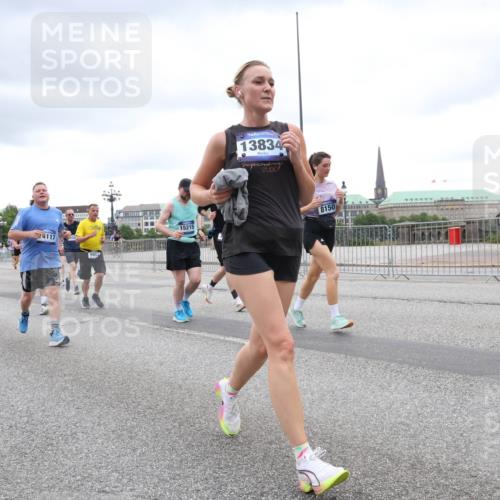 29.06.2025 - hella hamburg halbmarathon Lena Gebhardt http://msf.ph/oto/8316372 29.06.2025 10:56:55 Lombardsbrücke 3348, 2993, 10138, 4117, 15215, 13834, 8150, 1047, 1207, 2143, 2307, 2370, 2871, 2887, 2932, 2991, 3348, 3387, 3418, 3438, 3470, 3485, 3516, 3517, 3520, 3614, 3675, 3676, 3851, 3953, 3987, 4094, 4118, 4241, 4485, 4568, 4569, 4611, 4773, 4998, 5057, 5237, 5438, 5589, 5639, 5911, 5944, 6053, 6284, 6348, 6349, 6832, 6981, 7307, 7381, 7416, 7417, 7592, 7964, 8039, 8108, 8150, 8197, 8224, 8546, 8606, 8679, 8939, 8943, 9172, 9210, 9298, 9299, 9910, 10555, 10569, 10571 meine-sportfotos.de