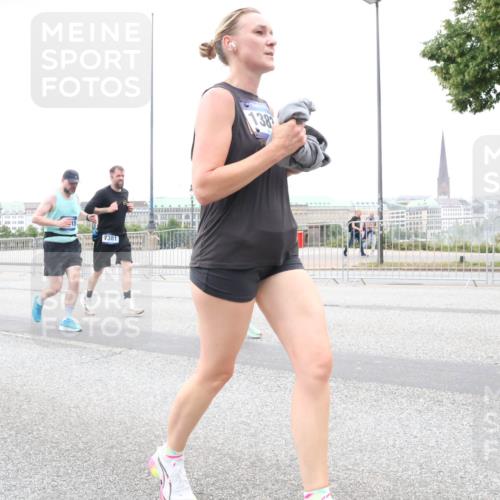 29.06.2025 - hella hamburg halbmarathon Lena Gebhardt http://msf.ph/oto/8316430 29.06.2025 10:56:55 Lombardsbrücke 14117, 19902, 15, 7381, 138, 1047, 1207, 2143, 2307, 2370, 2871, 2887, 2932, 2991, 3348, 3387, 3418, 3438, 3470, 3485, 3516, 3517, 3520, 3614, 3675, 3676, 3851, 3953, 3987, 4094, 4118, 4241, 4485, 4568, 4569, 4611, 4773, 4998, 5057, 5237, 5438, 5589, 5639, 5911, 5944, 6053, 6284, 6348, 6349, 6832, 6981, 7307, 7381, 7416, 7417, 7592, 7964, 8039, 8108, 8150, 8197, 8224, 8546, 8606, 8679, 8939, 8943, 9172, 9210, 9298, 9299, 9910, 10555, 10569, 10571 meine-sportfotos.de